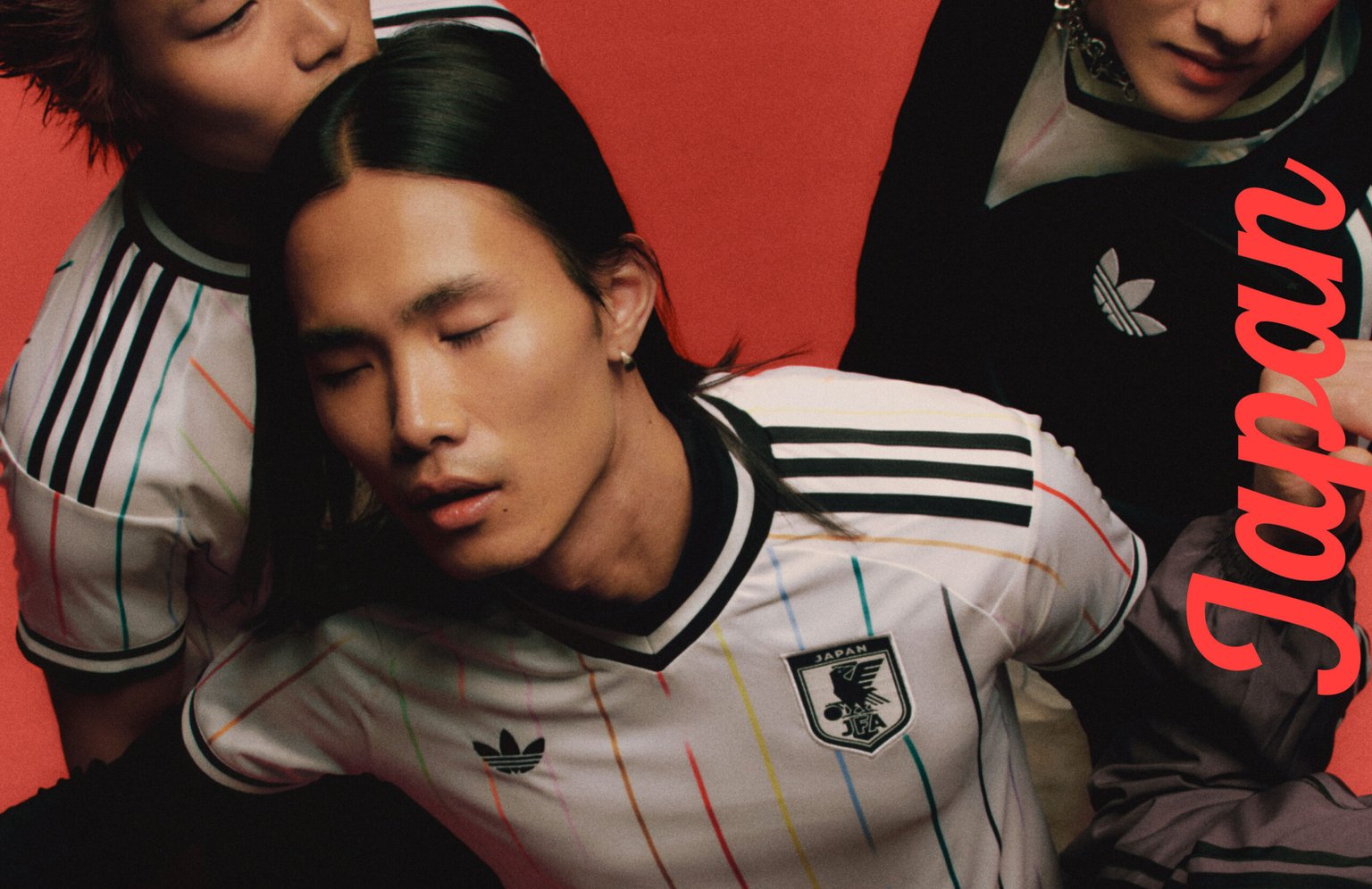 Visual mit Fans, die das neue Japan FIFA World Cup 26™ Auswärtsuniform tragen