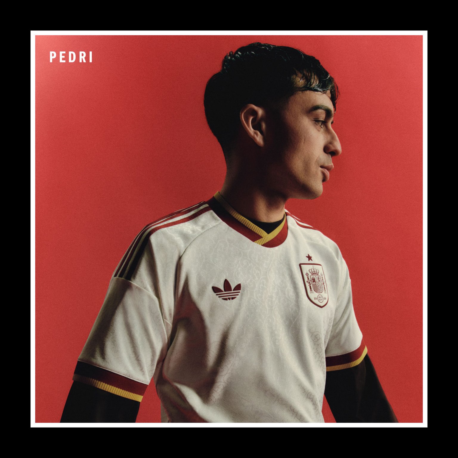Bild mit einem Spieler, der das neue Auswärtstrikot von Spanien für die FIFA-Weltmeisterschaft 2026™ trägt